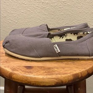 Toms classic slip ons